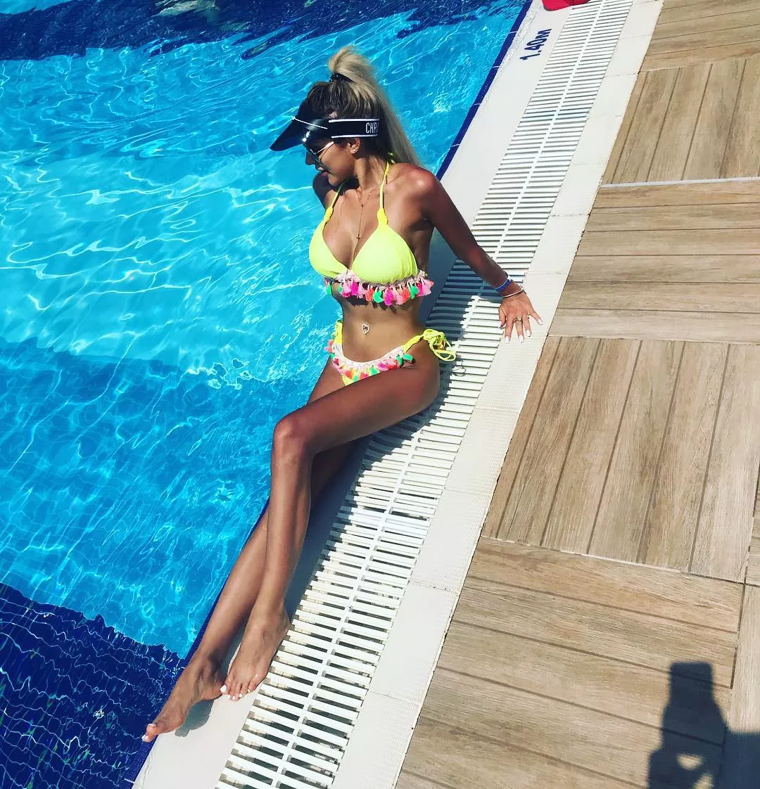 Co za widok, opadną Wam szczęki! Gwiazda disco polo kusi w zmysłowej pozie i ponętnym bikini
